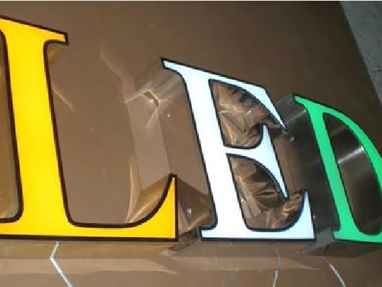 荣县介绍LED招牌的基础知识。